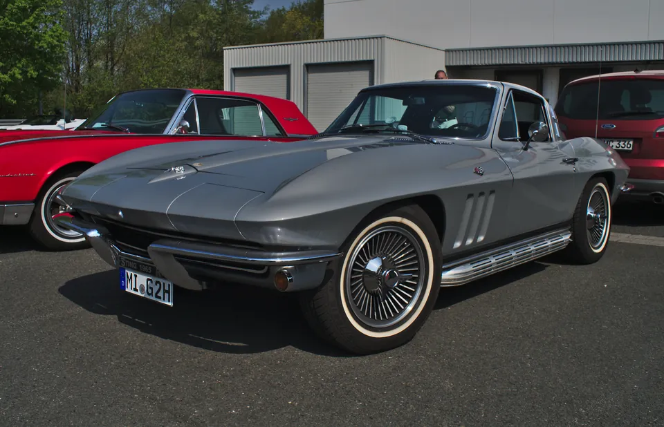 Silver Chevrolet Corvette Sting Ray (C2) coupé, front three-quarter view