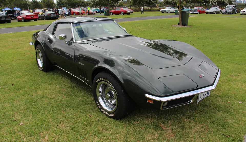 Dark green 1969 Chevrolet Corvette (C3) coupé, front three-quarter view