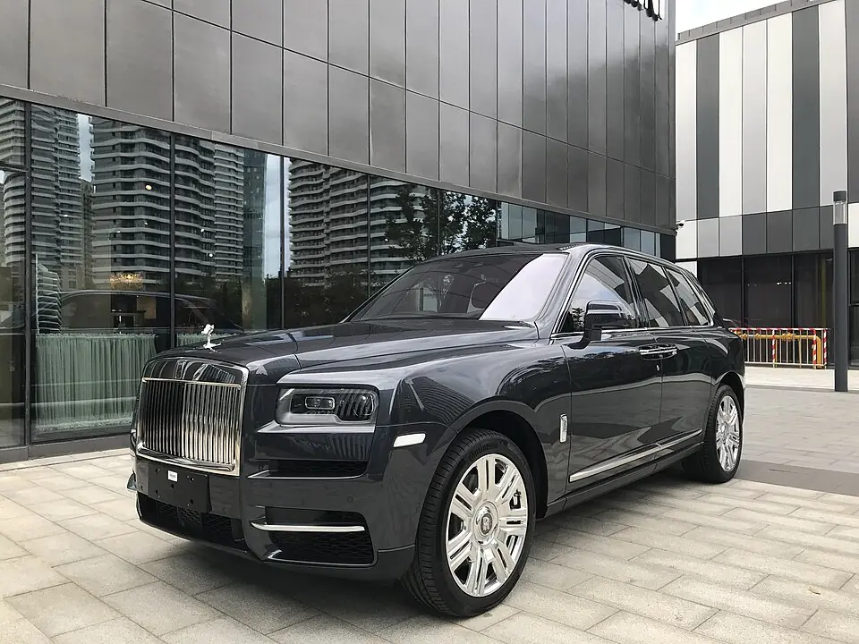 White Rolls-Royce Cullinan, three-quarter front view