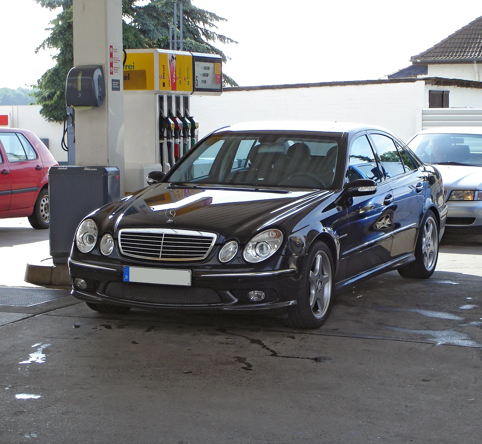 Mercedes-Benz E55 AMG W211, front three-quarter view