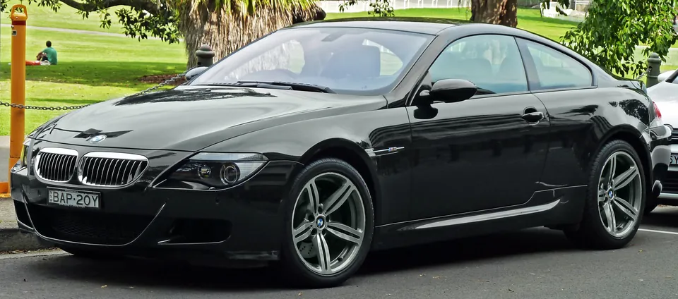 Black BMW M6 Coupé (E63), front three-quarter view
