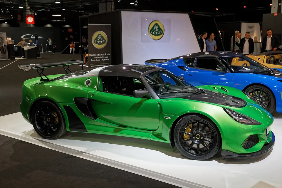 Green Lotus Exige Cup 430 with rear wing, side three-quarter view at a motor show
