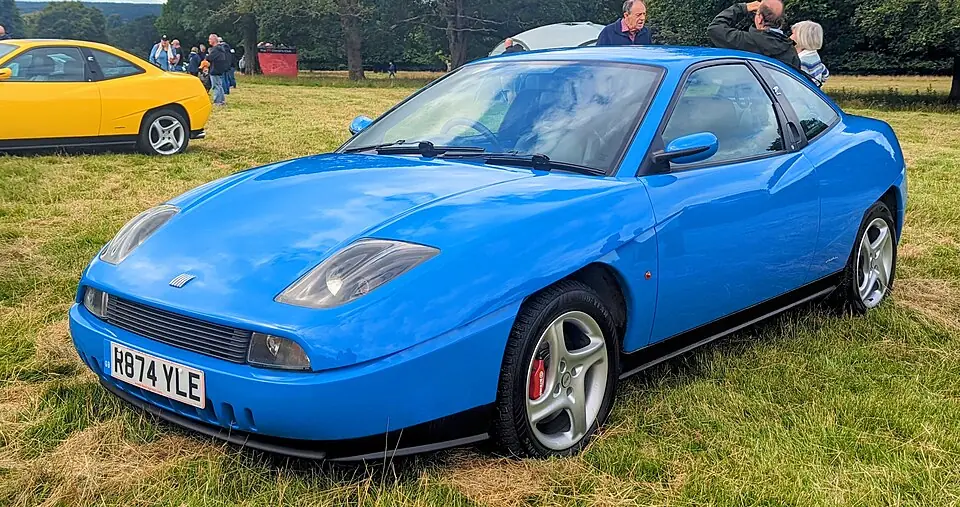 Blue Fiat Coupé 20V Turbo, three-quarter front view