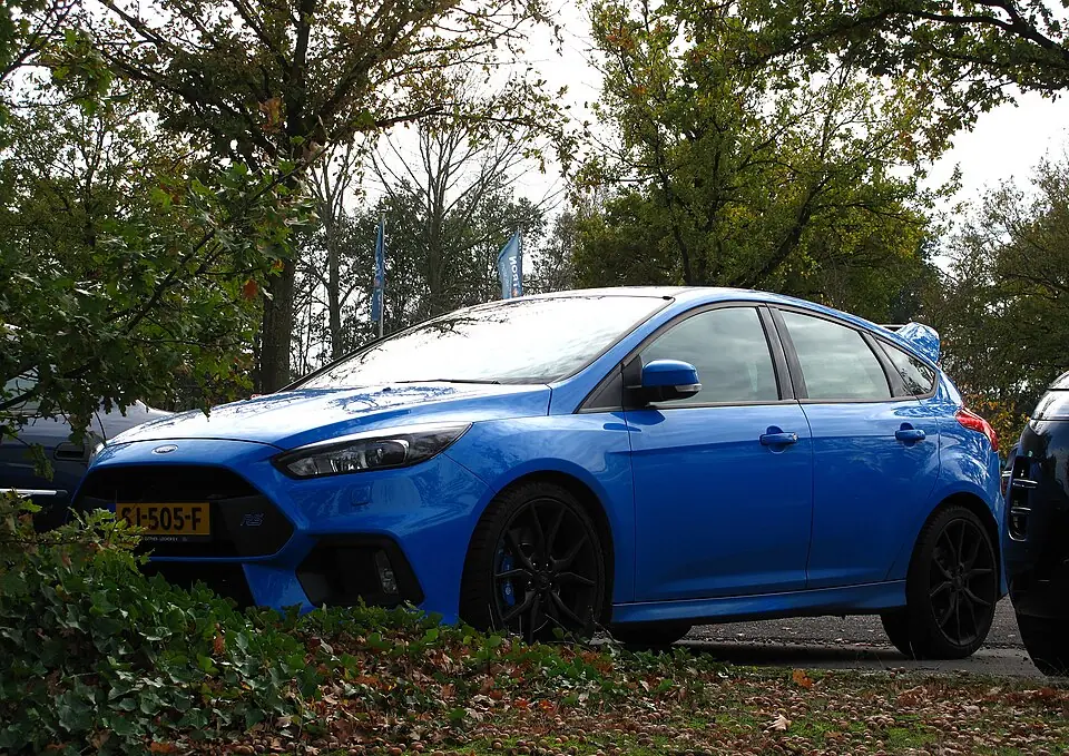 Blue Ford Focus RS (Mk3), three-quarter front view