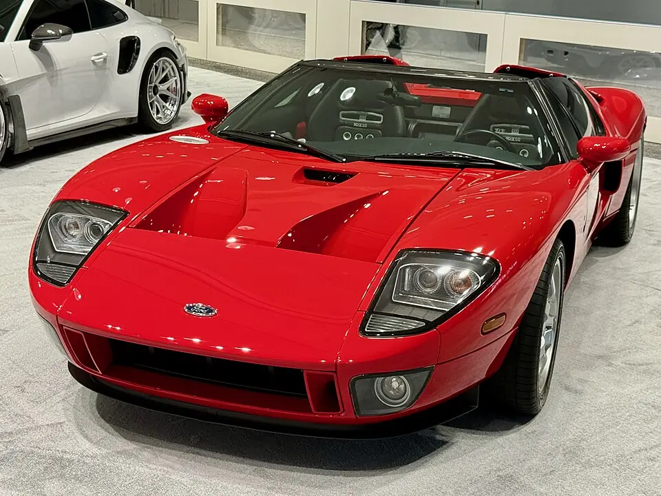 Red Ford GT (2005), three-quarter front view