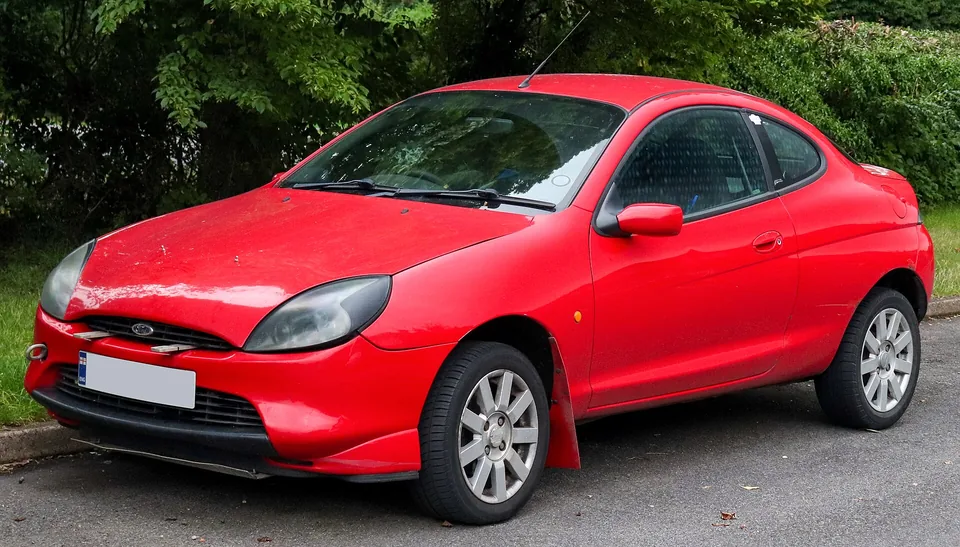 Red Ford Puma 1.7 16V coupé, three-quarter front view