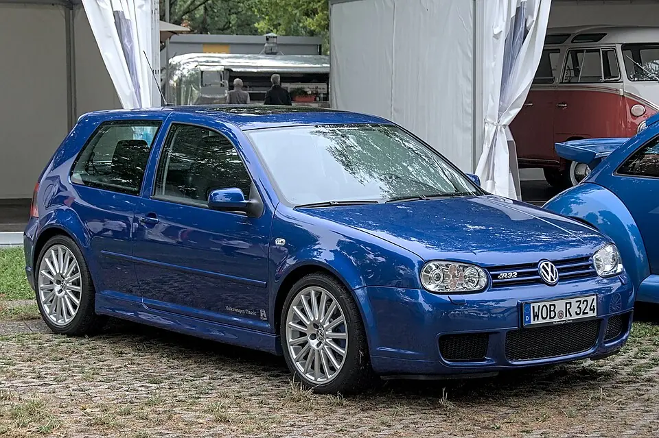Blue Volkswagen Golf R32 (Mk4), three-quarter front view