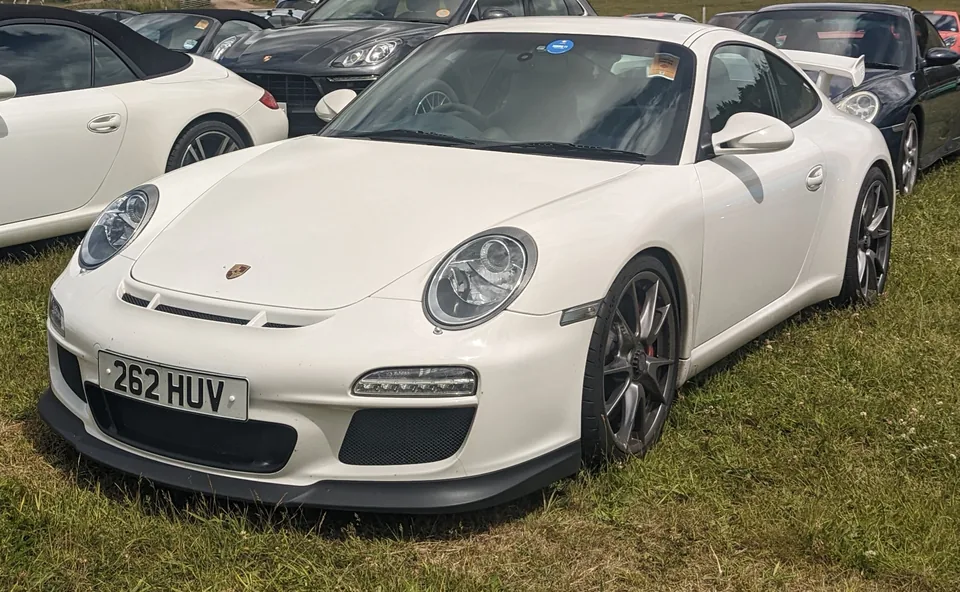 White Porsche 911 GT3 (997.2), three-quarter front view