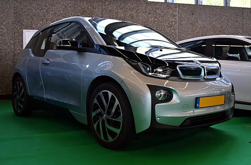 Grey BMW i3, three-quarter front view