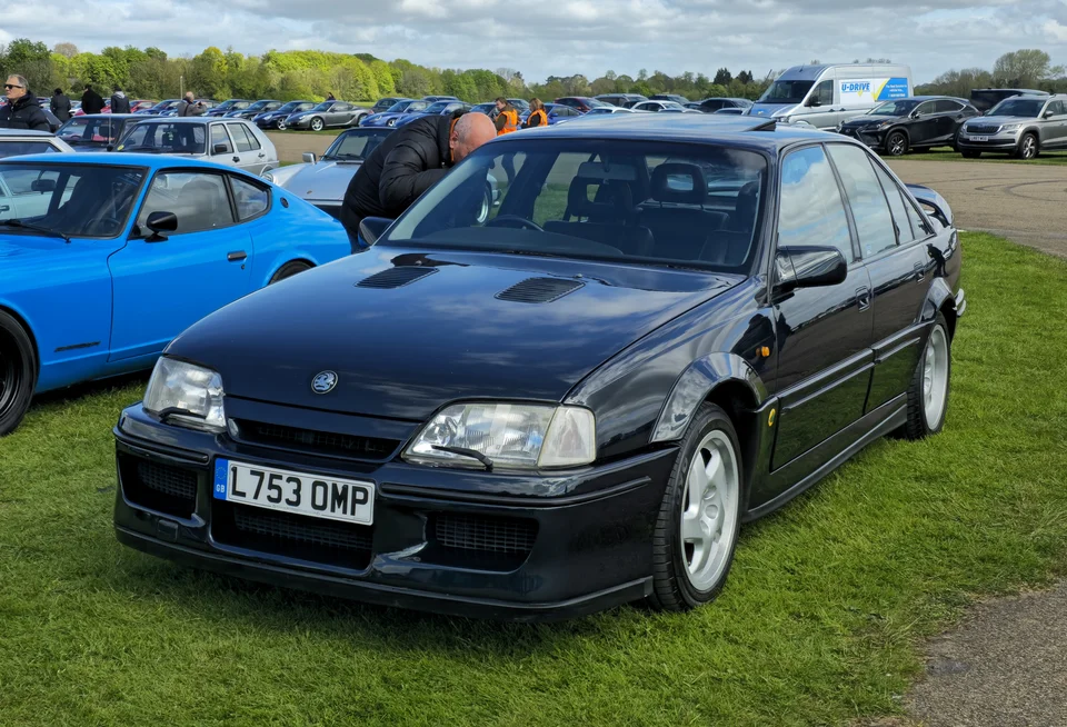 Dark green Vauxhall Lotus Carlton, three-quarter front view