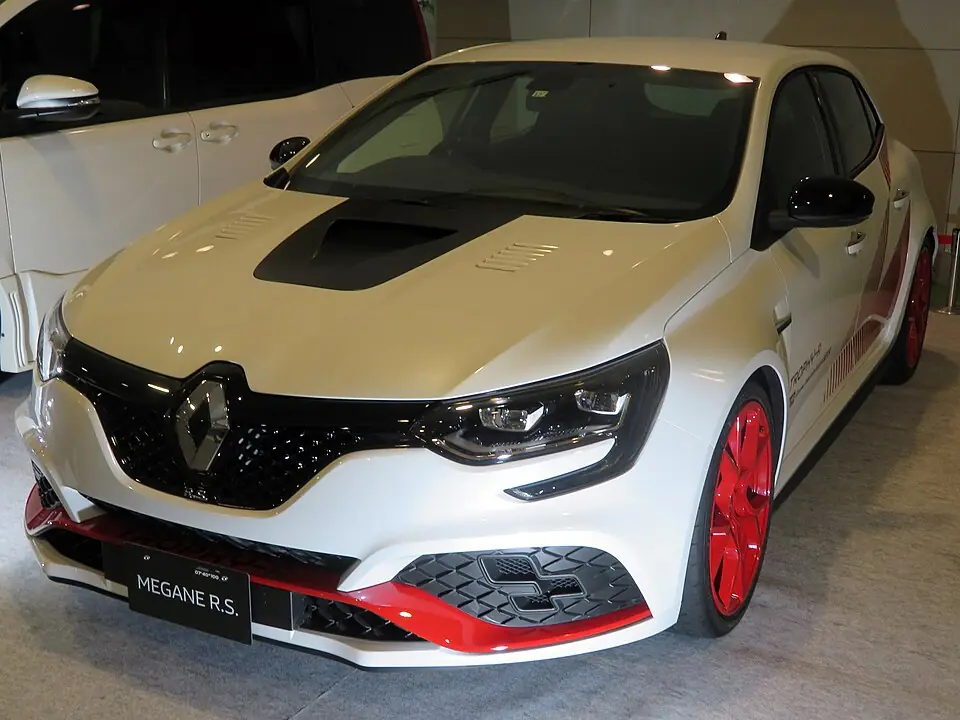 White Renault Mégane RS Trophy-R with red wheels, three-quarter front view