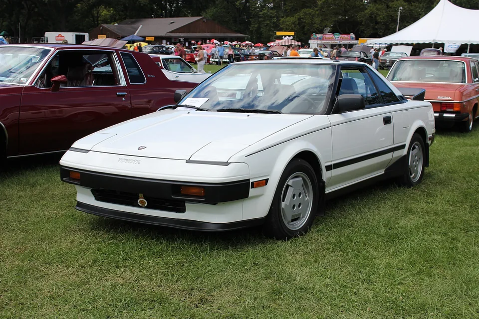 White Toyota MR2 (AW11), three-quarter front view