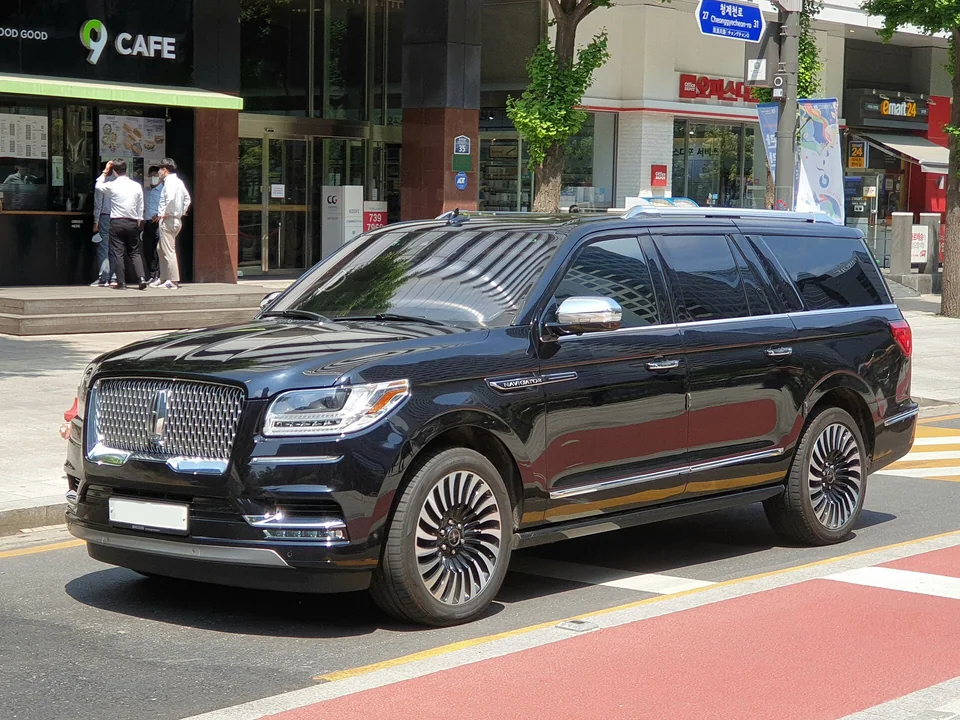 Black Lincoln Navigator L Black Label parked on a Seoul street, three-quarter front view