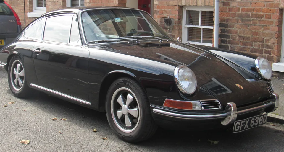 Black Porsche 912 coupé, three-quarter front view
