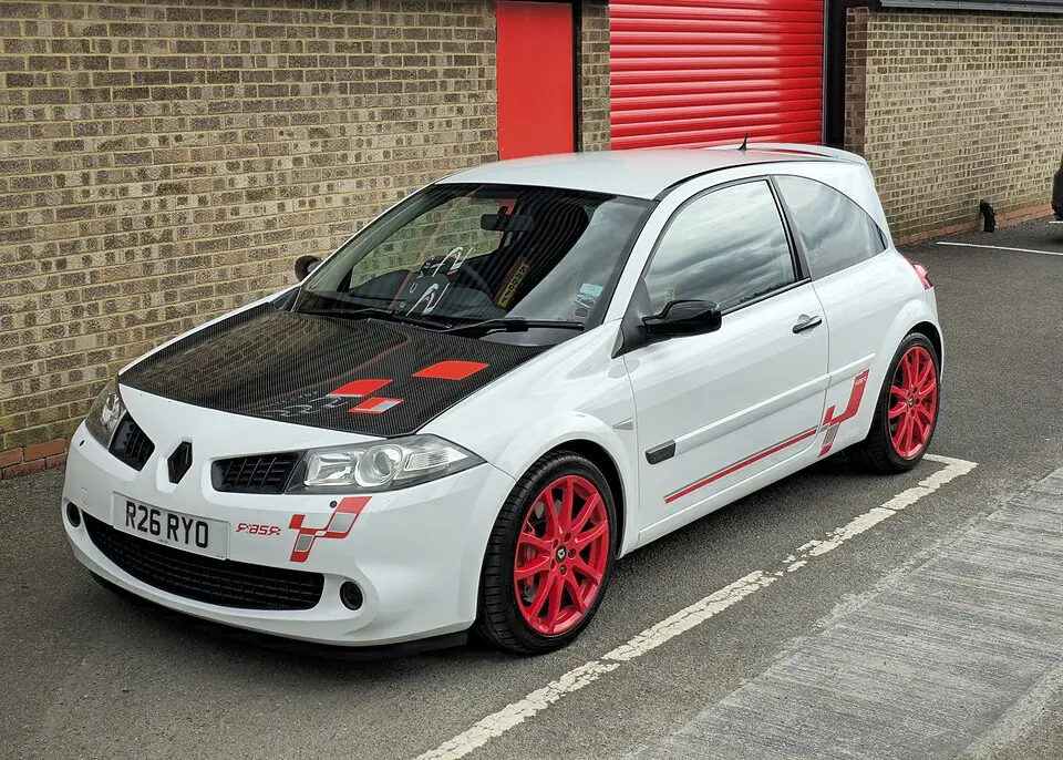 Yellow Renault Mégane RS R26.R with roll cage, three-quarter front view