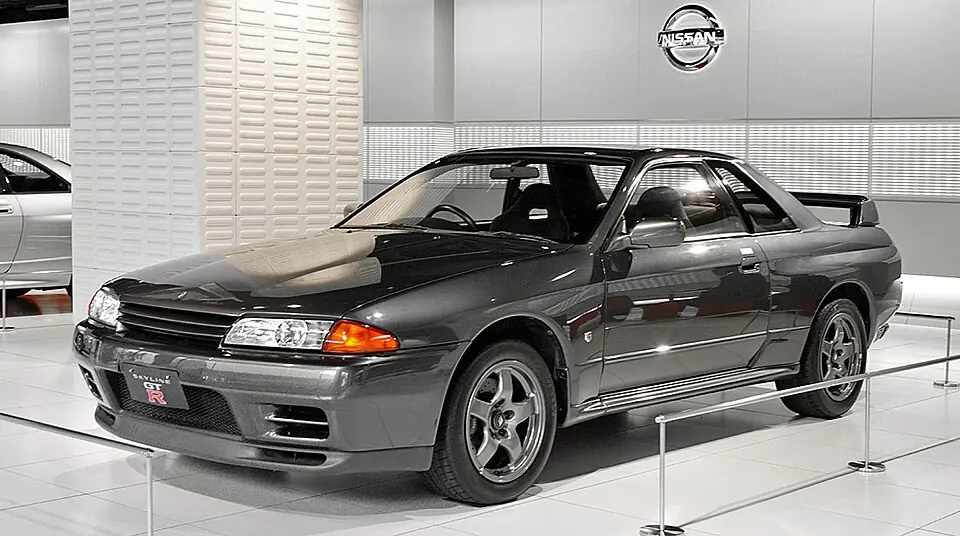 Grey Nissan Skyline R32 GT-R, three-quarter front view