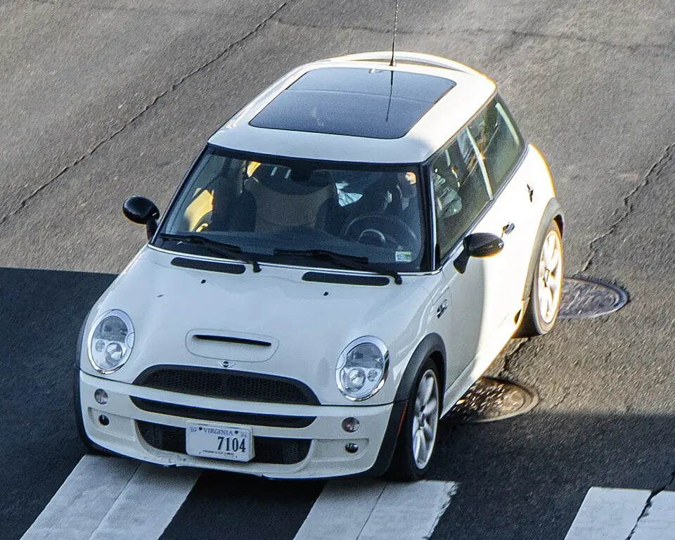 White Mini Cooper S (R53), elevated three-quarter view