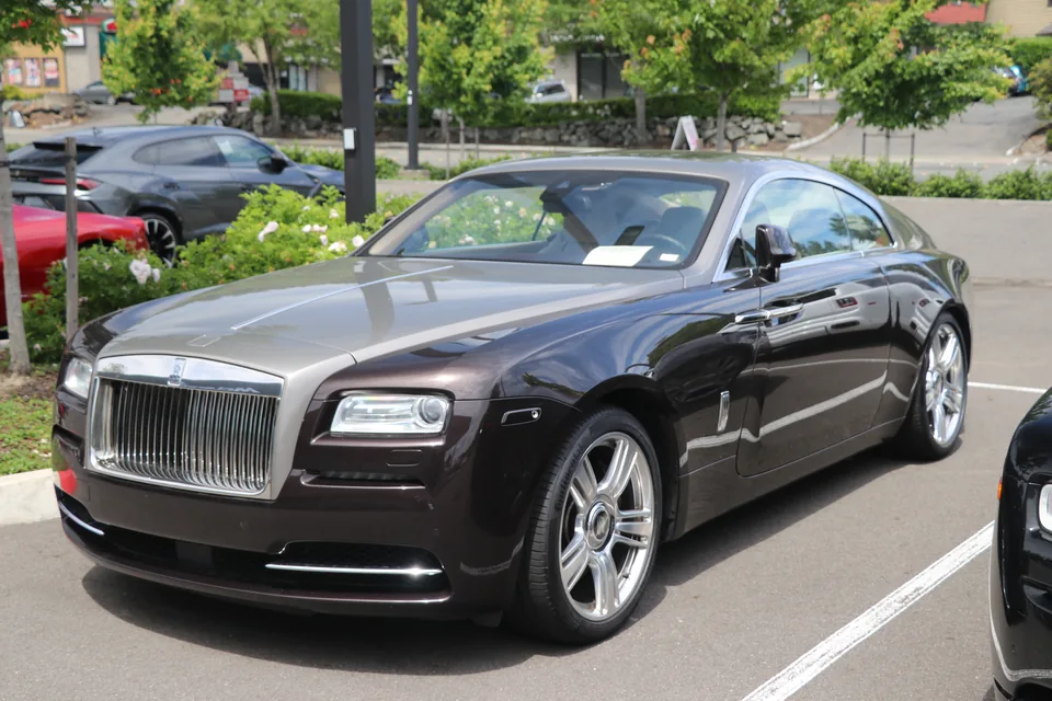 Rolls-Royce Wraith in dark metallic brown, three-quarter front view