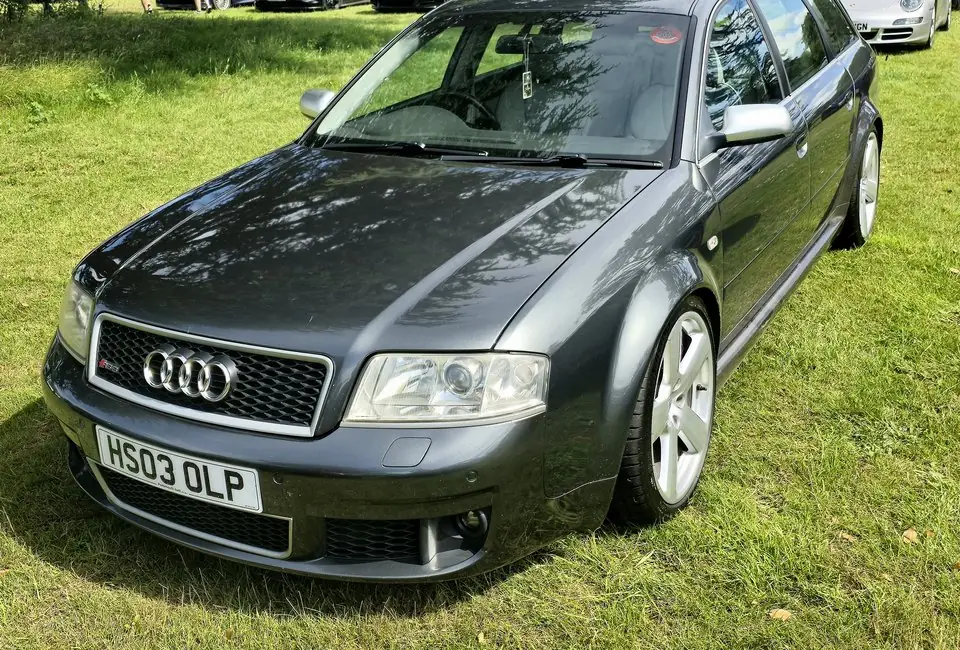Daytona Grey Audi RS6 Avant (C5), front three-quarter view