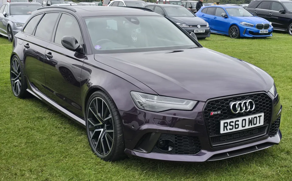 Merlin Purple Audi RS6 Avant (C7), front three-quarter view