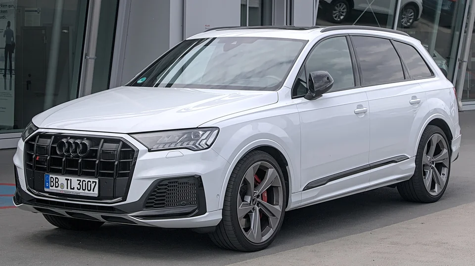 White Audi SQ7 (4M) outside a dealership, three-quarter front view