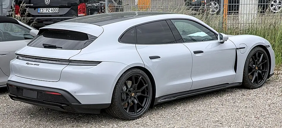 Porsche Taycan GTS Sport Turismo, three-quarter front view