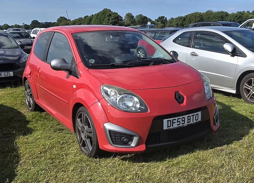 Red Renault Twingo RS 133, three-quarter front view