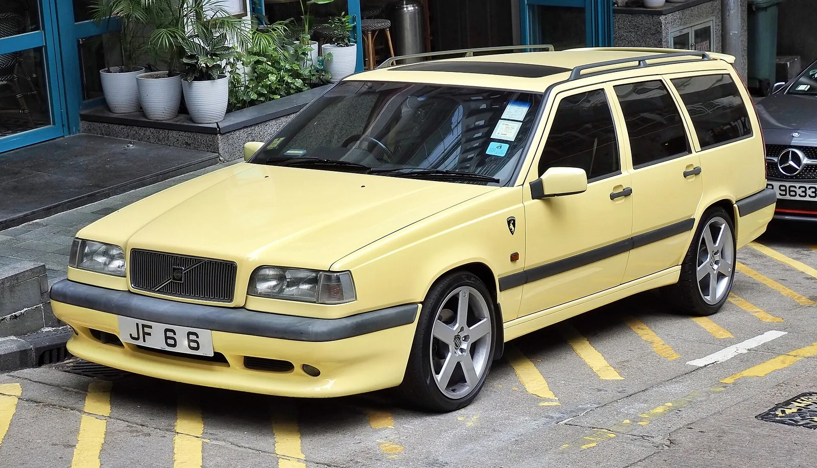 Volvo 850 T-5R estate, front three-quarter view