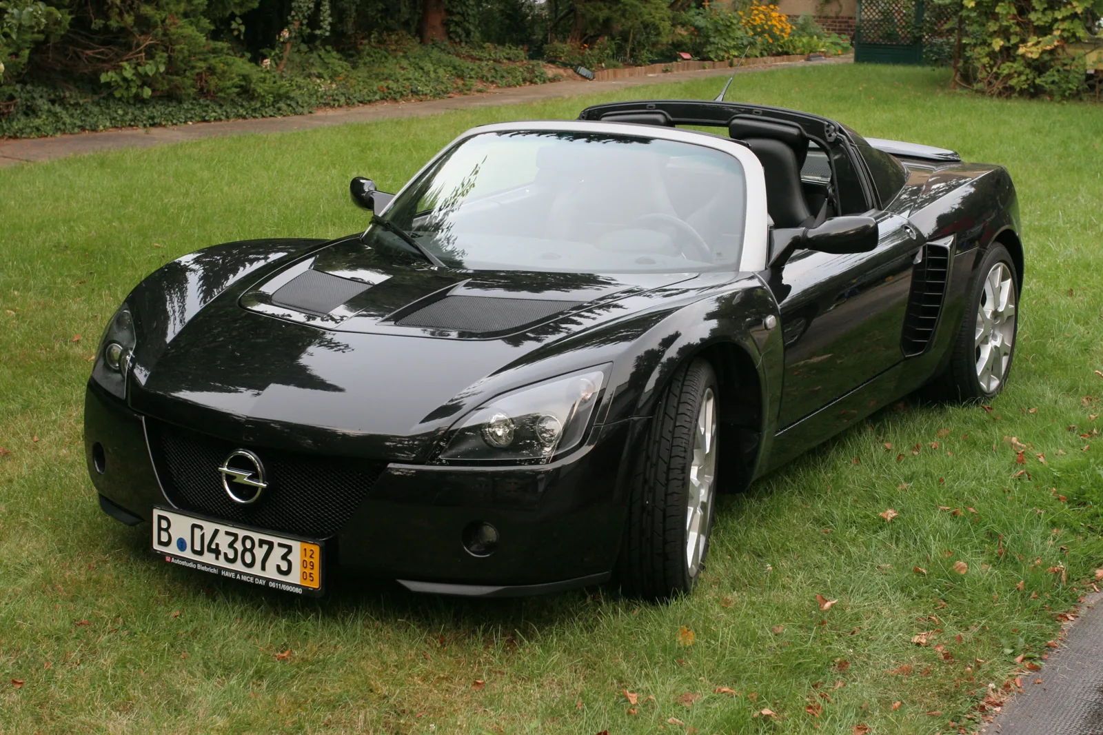 Vauxhall VX220 / Opel Speedster, three-quarter front view